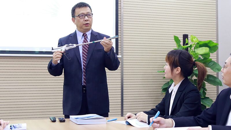 在翻译过程中，要注意语言规范，避免出现中式英语。以下是一些常见的中式英语表达：